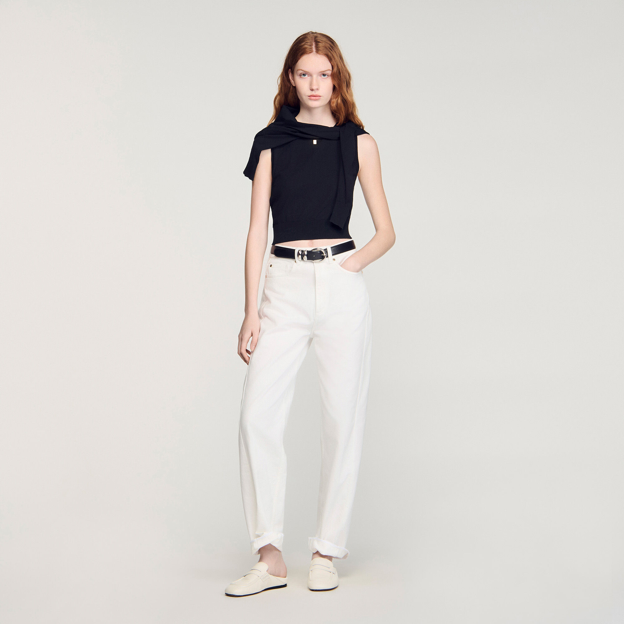 Sleeveless short knit sweater