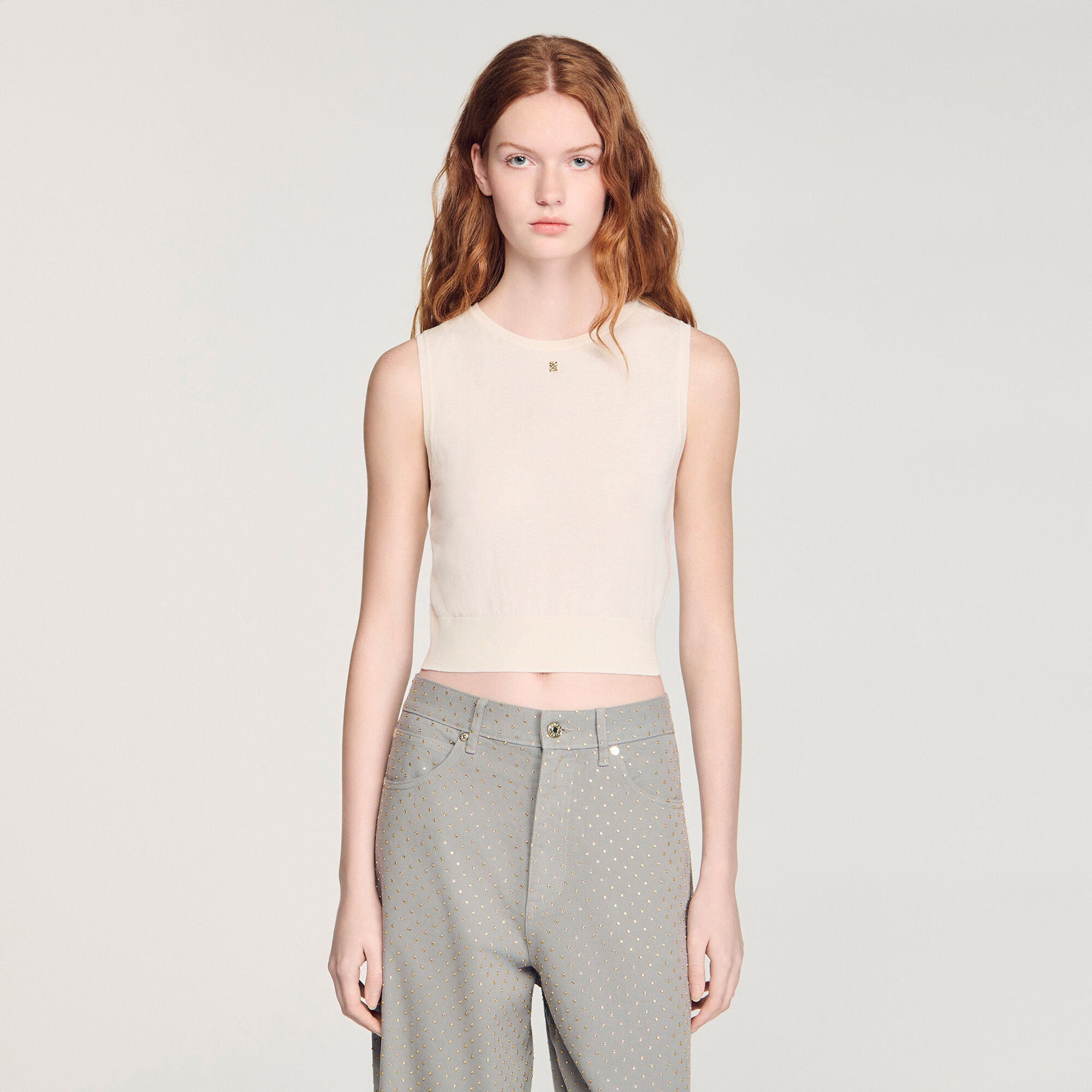 Sleeveless short knit sweater